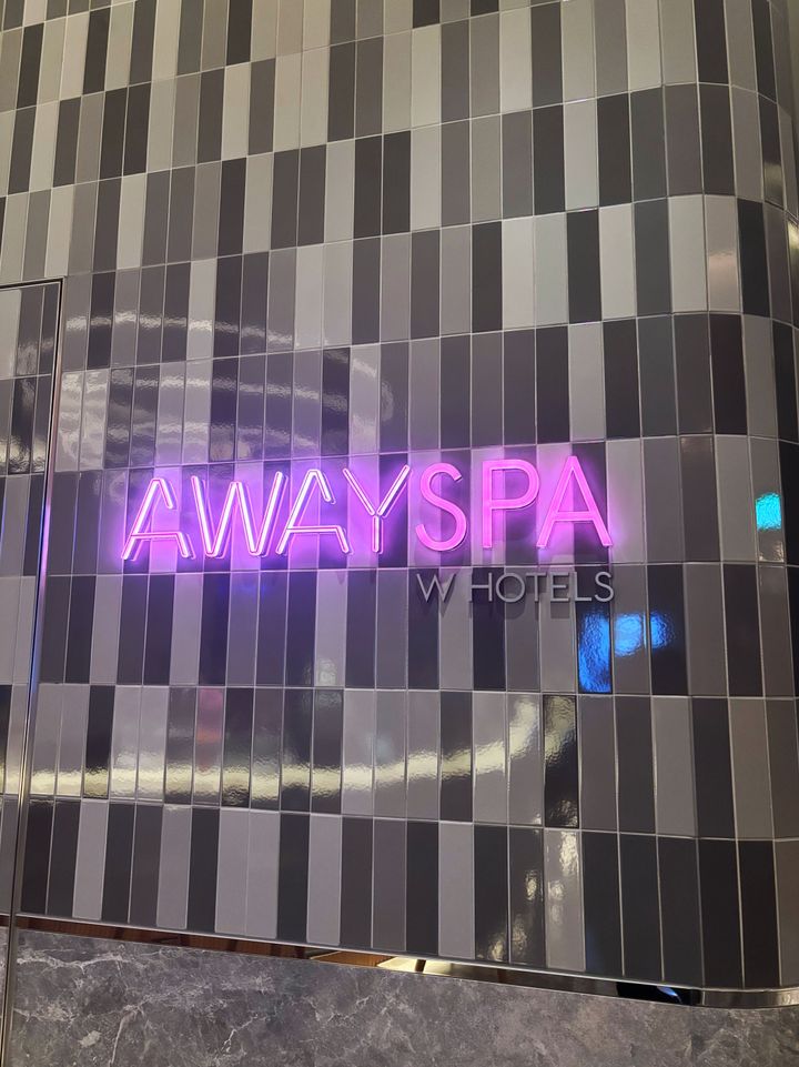 見ているだけで元気をくれるネオンカラーが随所にある、遊び心のあるデザイン。