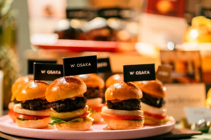 ミニバーガー3種類（シンガポール・バリ・モルディブ）とフレンチフライ付き ￥5,000（2025年12月31日まで開催中）