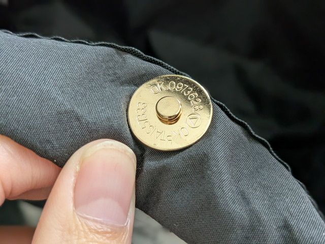 バッグ開閉部のマグネットボタンのアップ