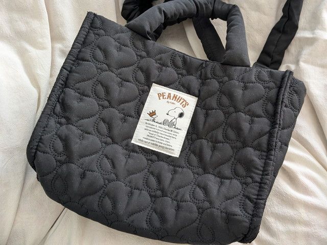 スヌーピーのタグが付いたキルティングバッグ正面