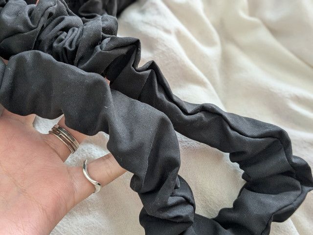 ギャザー入りふわふわショルダーストラップ