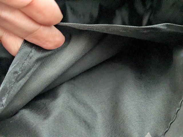 バッグ内側のポケットや裏地の様子