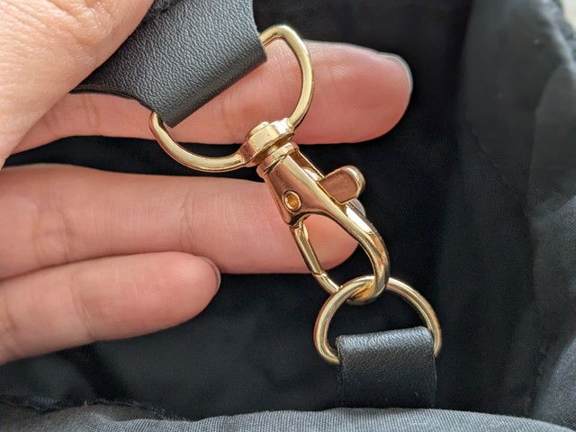 ショルダーストラップの金具部分アップ