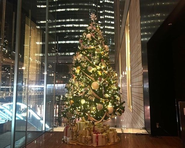1階と24階には巨大なクリスマスツリーが(画像は1階のツリー)