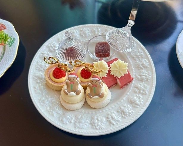 (写真奥から時計回りに)フランボワーズパートドフリュイ、フランボワーズムース、ホワイトチョコレートマカロン、ストロベリーガナッシュタルト