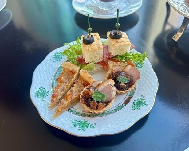 (写真奥から時計回りに)サラミとトマトのフォカッチャサンド、ミンスミートと紅茶鴨のタルト、オニオングラタンキッシュ