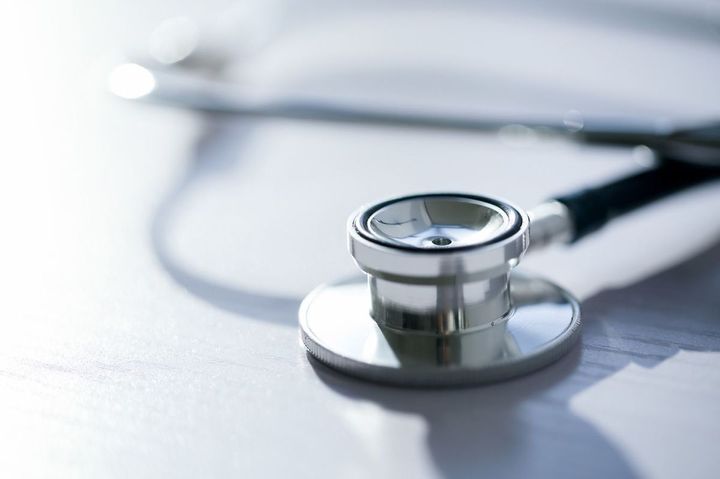 テーブルの上の聴診器