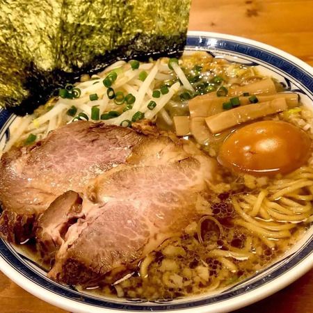 水溜りボンド・トミーと黒潮拉麺が共同開発した「ばかほど背脂黒醤油ラーメン」発売！