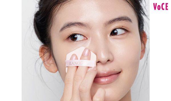 両頰の高い位置にファンデをのせる