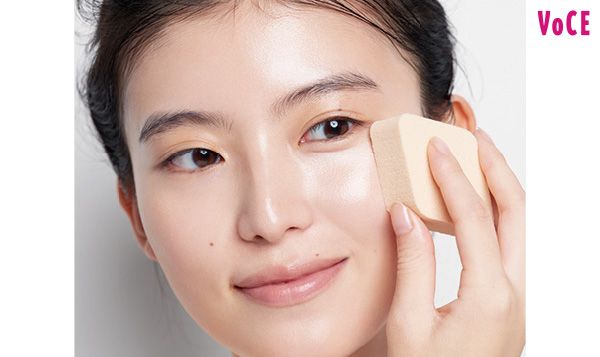 頰以外の部分にも薄くファンデを塗る