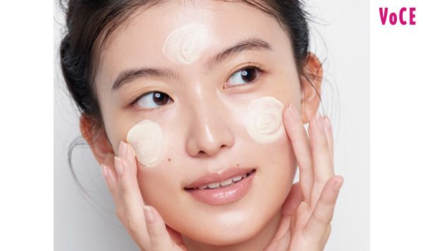 高さが欲しい両頰、額にイエロー下地をのせる