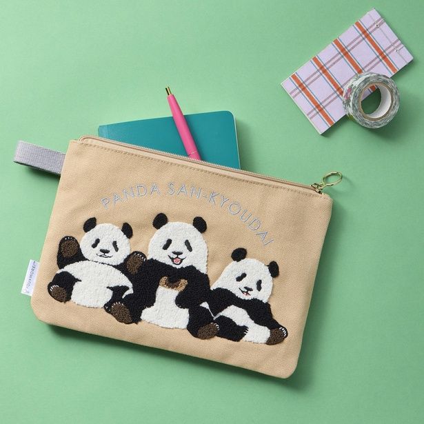 パンダ3きょうだい シャンシャン・シャオシャオ・レイレイ もこもこ刺しゅうフラットポーチ(3190円)