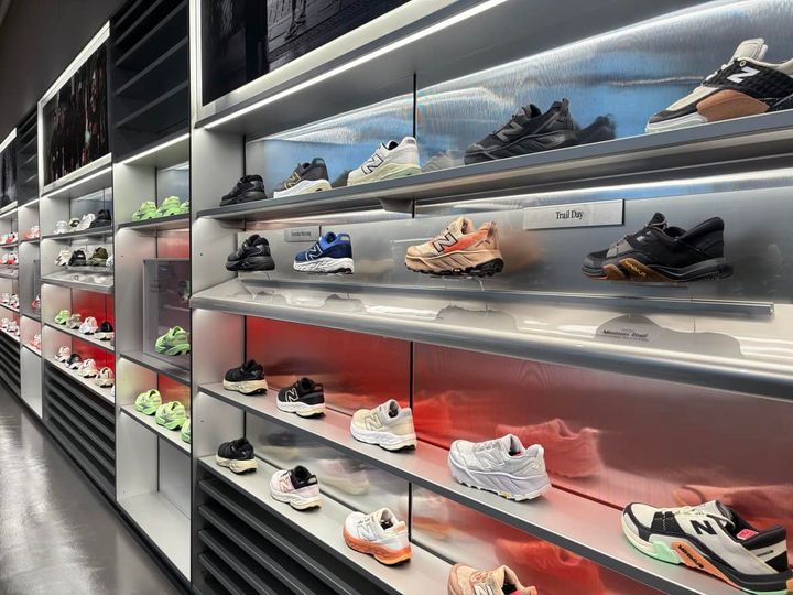 ニューバランス原宿 2階