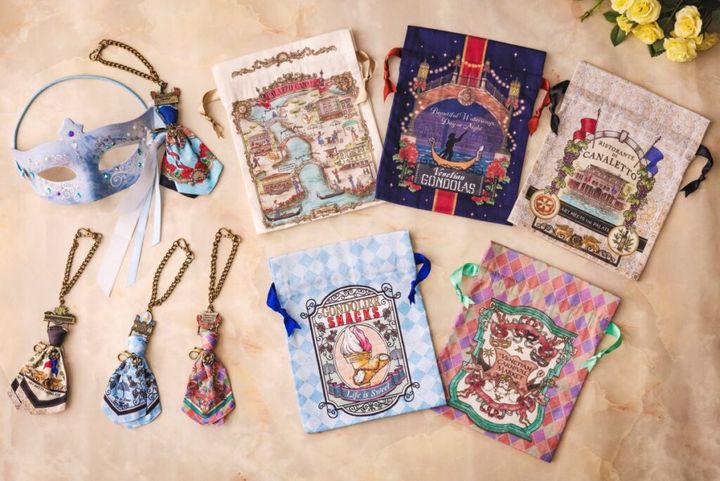 カーニバルマスク 1,800 円 バッグチャーム(全5種 シークレット含む) 各 2,400 円 きんちゃく(全5種) 各 1,000 円©Disney