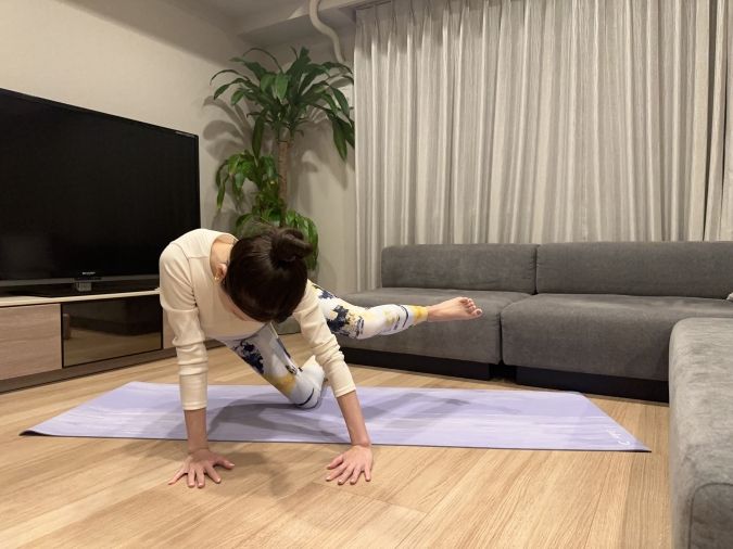 ＜NGな例＞脚を上げるときに、軸足の方に上体が傾いている