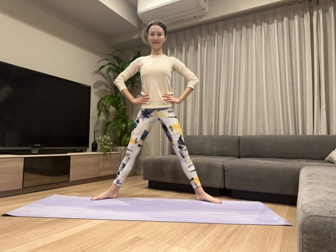 足を肩幅より広めに開き、つま先はやや外向きにする。背すじを伸ばし、お腹を薄くして引き締める。