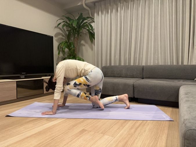 息を吐きながら、片膝を胸の方へ引き寄せる。太ももの付け根から引き込むようにして、下腹を引き締める。