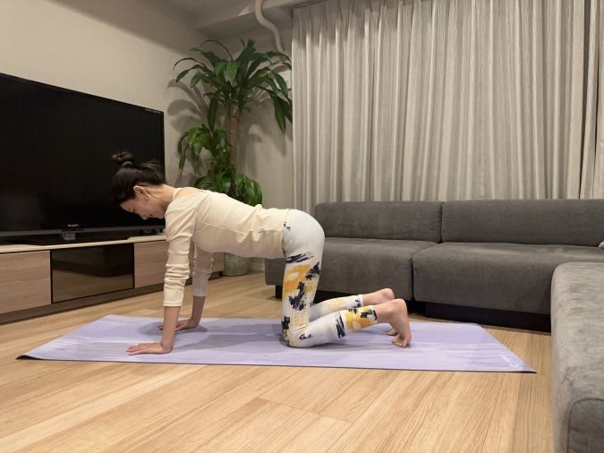 四つ這いになり、手は肩の下、膝は腰の下にセットします。背すじを軽く伸ばし、お腹は薄くキープ。