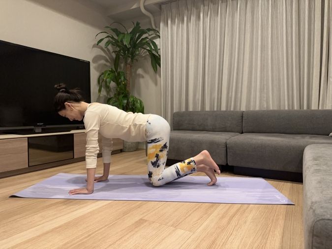 四つ這いになり、腰や背中が反らないようにお腹を引き締める。