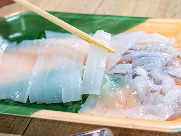 All About ニュース編集部が全国250人を対象に実施した旅先で食べたいご当地グルメに関するアンケートの調査結果から、旅先で食べたい「鳥取県のご当地グルメ」ランキングを発表！ 2位「白イカ」を抑えた1位は？