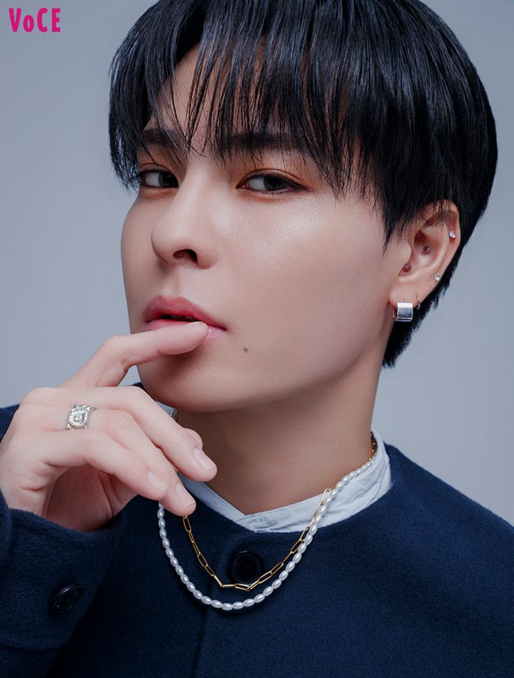 SUZUKIはブラウンでソフトに目元を締めて大人の余裕を