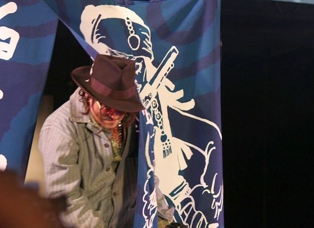 暖簾に隠れたりくぐったりするお茶目なデップさん