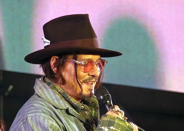 日本のファンに感謝を述べるジョニー・デップさん