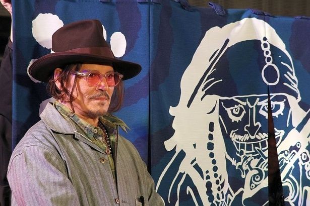 【写真】尾田栄一郎さんがデザインした特製の暖簾と並んで撮影したジョニー・デップさん