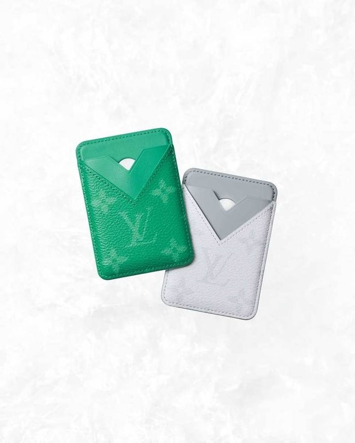 冬のボーナスの買い物におすすめ！ 価格別・arエディター購入品11選 LOUIS VUITTON ポルト カルト･マグネット ￥58,300