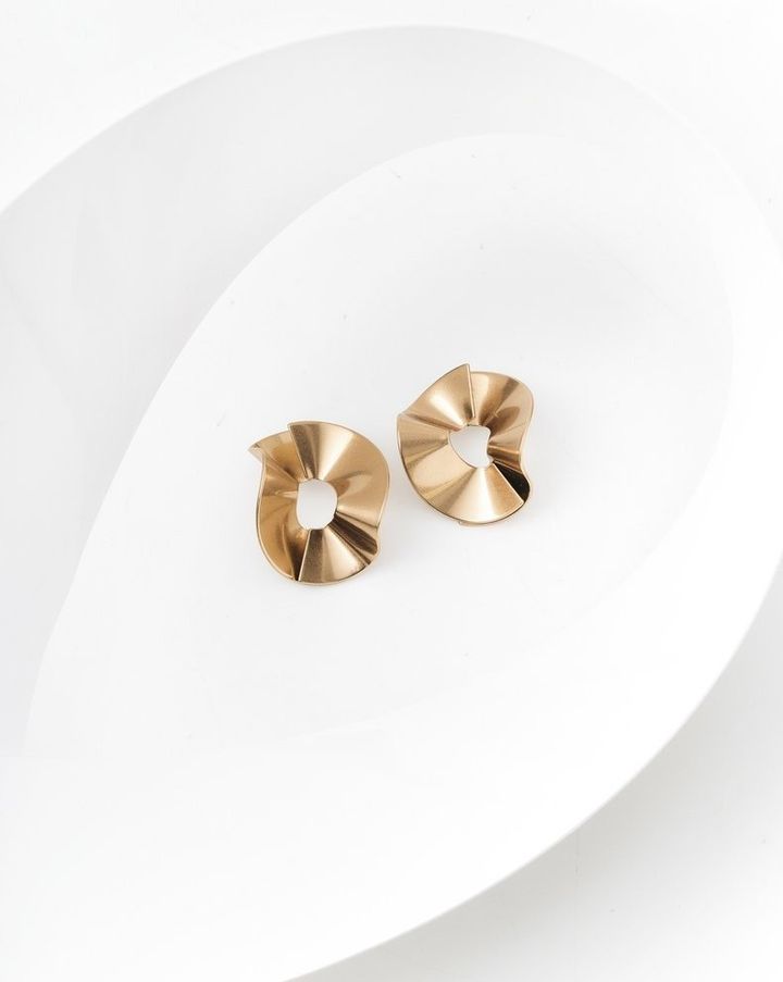 冬のボーナスの買い物におすすめ！ 価格別・arエディター購入品11選 Kalevala Vetovoima ラウンドピアス Price : ￥32,000