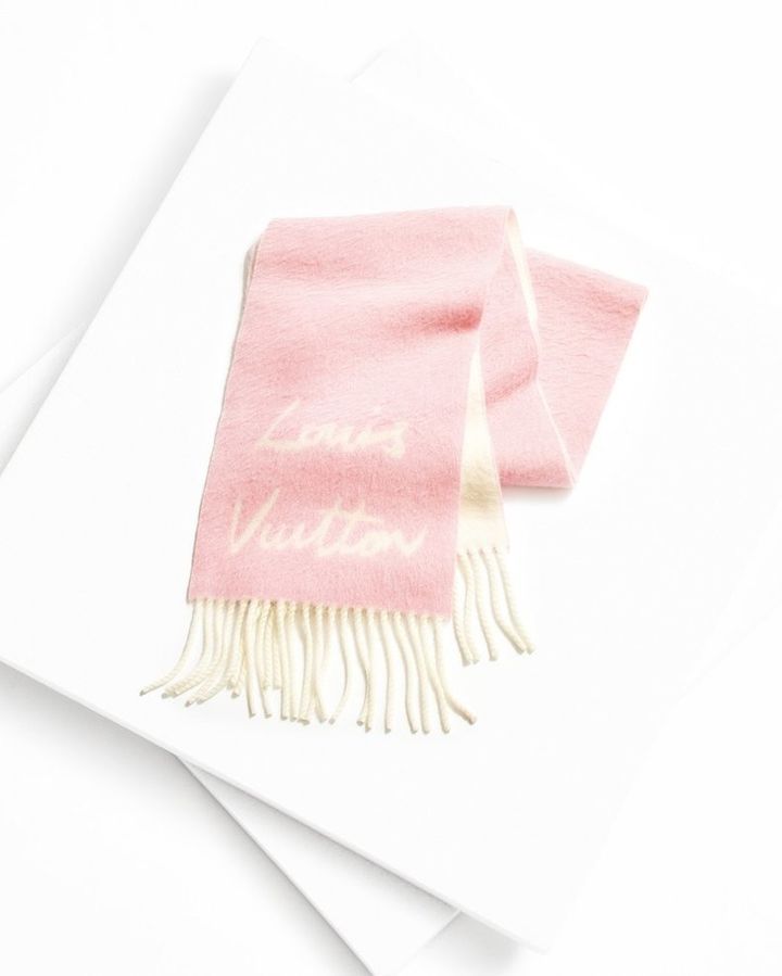 冬のボーナスの買い物におすすめ！ 価格別・arエディター購入品11選 Brand:LOUIS VUITTON Item : マフラー･フラッフィーグラム Price : ¥79,200 Tel : 0120-00-1854