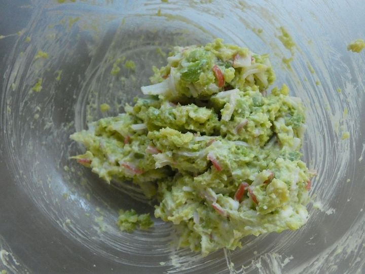 5分で完成！「アボカドとカニカマのカナッペ」