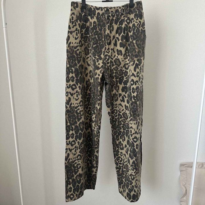画像: ヒョウ柄ボトムス