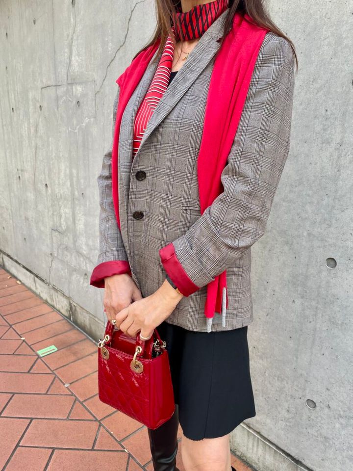 赤小物をアクセントに