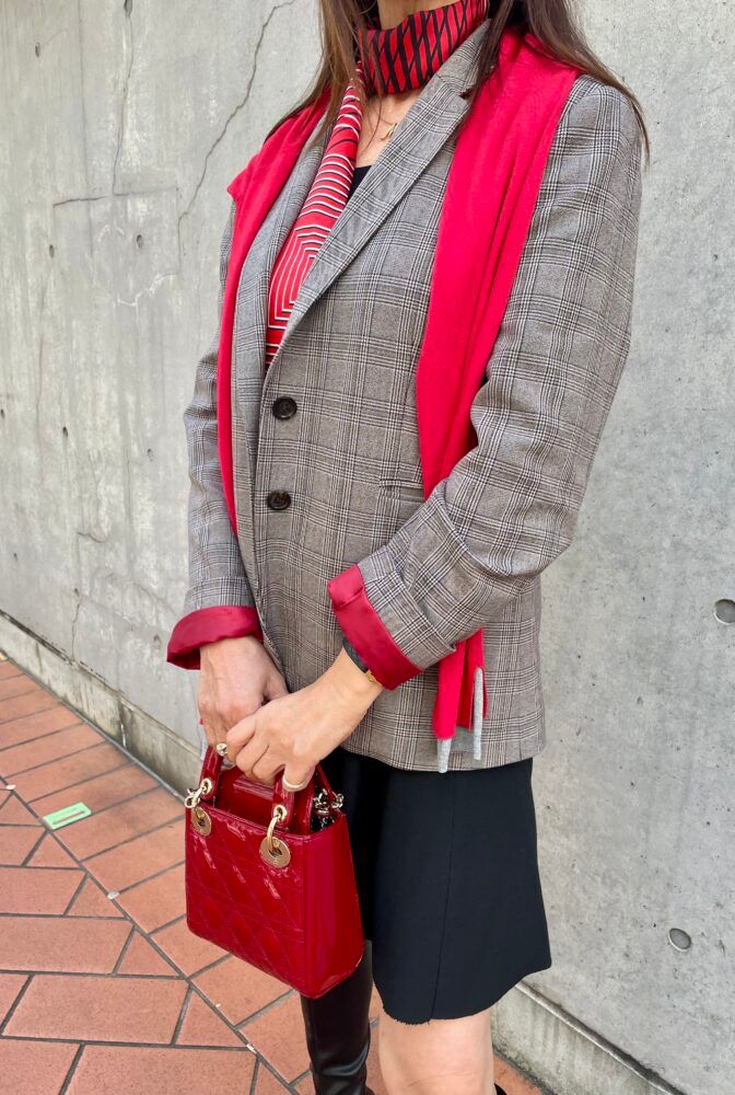 赤小物をアクセントに