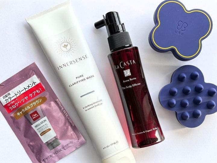 写真やエレベーターのカメラ映像で、生え際や分け目が薄く見えたり、チラリと白髪が見えたりして、「老け見え」に慌てた経験はありませんか？ 今回は髪の老けサインをカバーするためにおすすめのアイテムと、使い方をご紹介します。