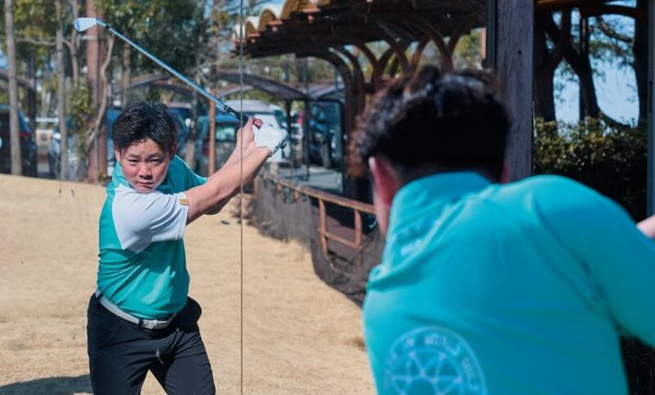 飛ばない原因は「頭を残している」から！アイアンで意識すべきポイントは…