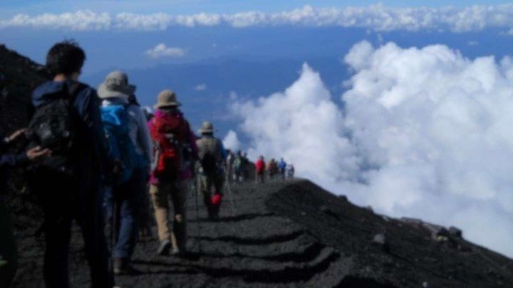下山する人々はどんどん先に...（画像はphotoAC）