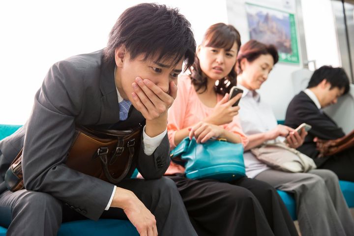 電車内で嘔吐した場合の法的責任とは？（画像はイメージ）