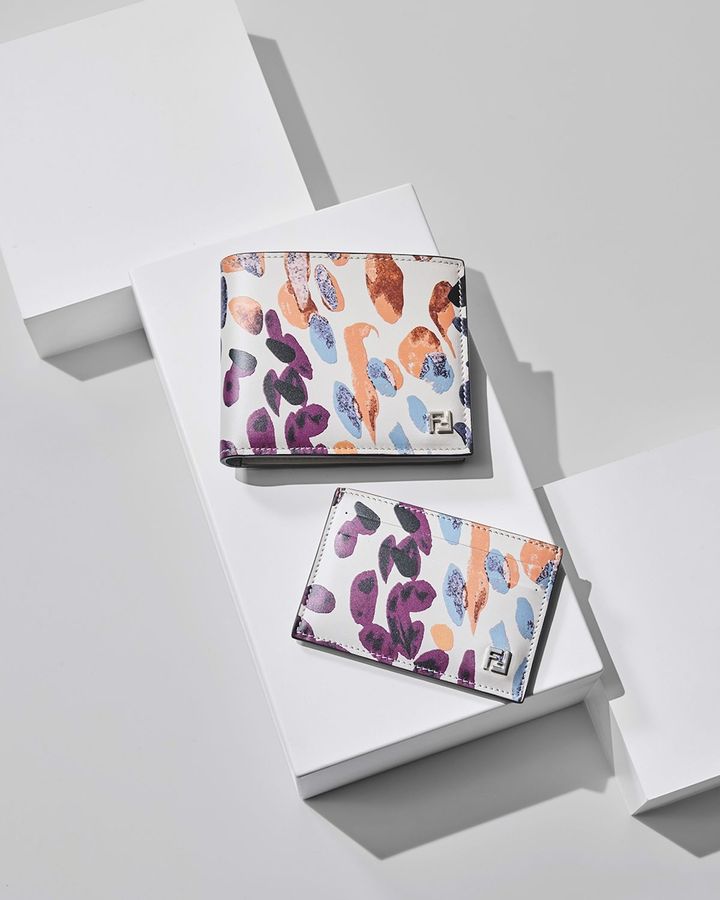 〈上から〉二つ折りウォレット ￥82,500 カードケース ￥63,800