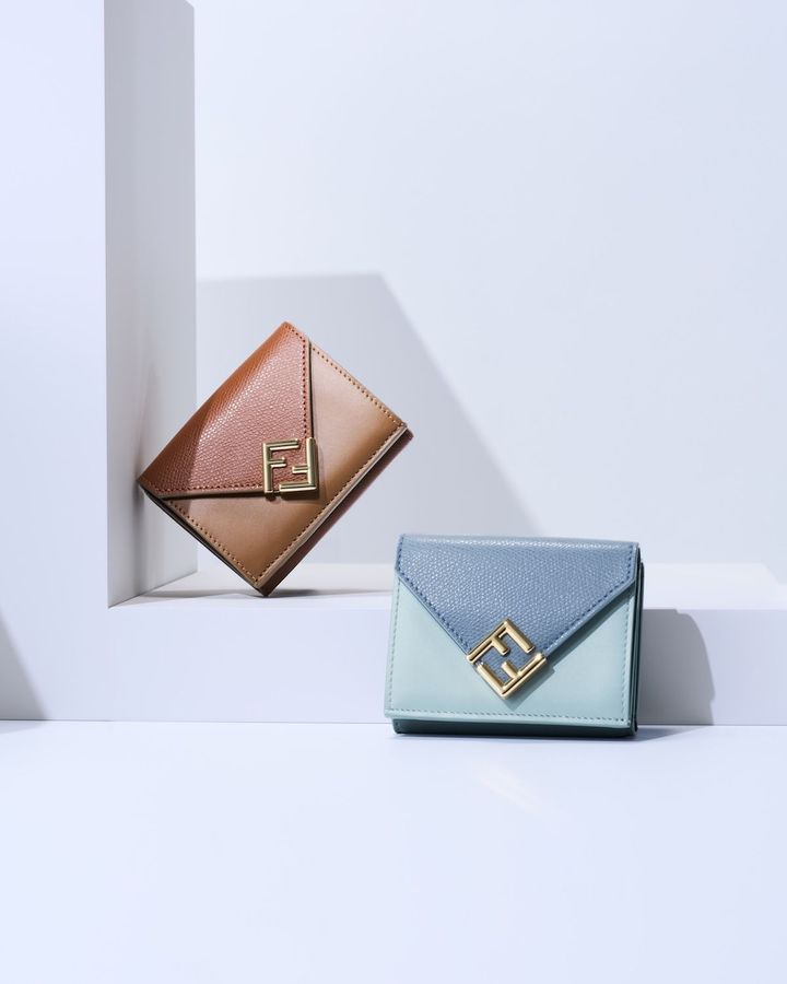 三つ折り財布 各￥85,800