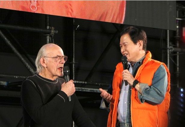 クリストファー・ロイドさん(ドク役)に質問する“日本のマーティ・マクフライ”こと、声優の三ツ矢雄二さん