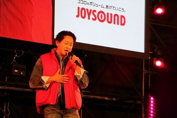 【写真】主題歌「パワー・オブ・ラブ」を熱唱する「東京コミコン 2025」アンバサダーの山本耕史さん
