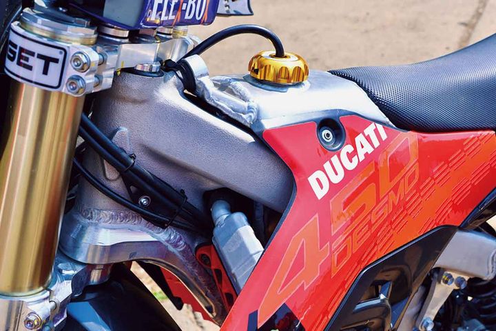 【DUCATI DESMO450】DUCATI製モトクロッサーが登場！ 超高回転型デスモドロミックエンジンを搭載