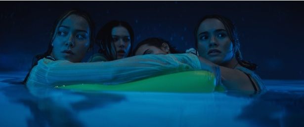 久しぶりの実家で友人たちとパーティ！…のはずが、トンデモない惨劇の幕が上がる [c]2025 Paramount Pictures. All Rights Reserved.