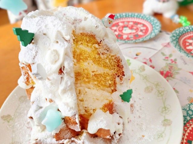 ベーカリー「DONQ（ドンク）」イタリア伝統発酵菓子「パンドーロ」・ケーキカット