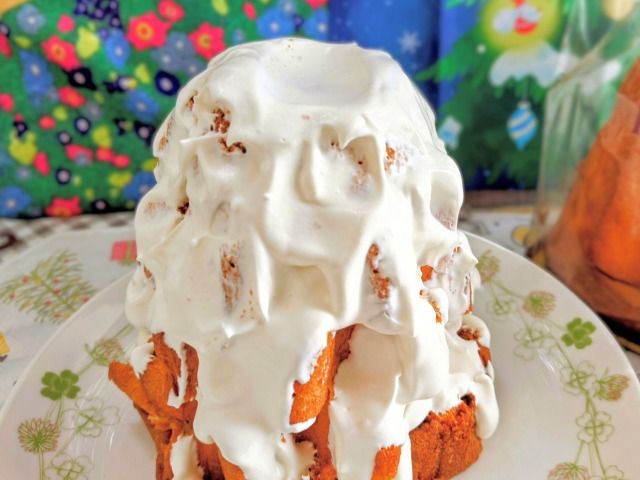 ベーカリー「DONQ（ドンク）」イタリア伝統発酵菓子「パンドーロ」クリスマスツリーケーキのアレンジ（クリームをのせた様子）3