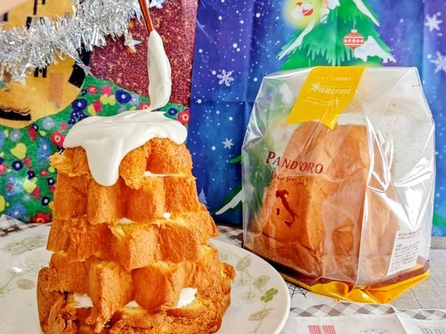 ベーカリー「DONQ（ドンク）」イタリア伝統発酵菓子「パンドーロ」クリスマスツリーケーキのアレンジ（クリームをのせている様子）2