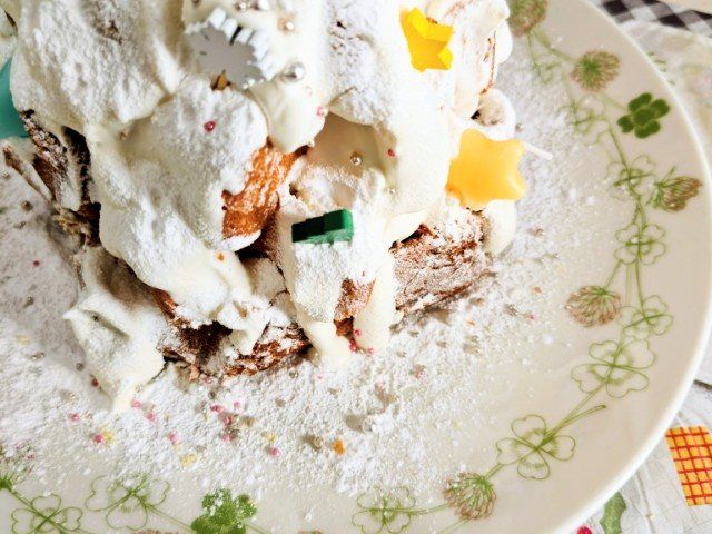 ベーカリー「DONQ（ドンク）」イタリア伝統発酵菓子「パンドーロ」パンドーロとクリスマスツリーケーキのアレンジ（アラザン）
