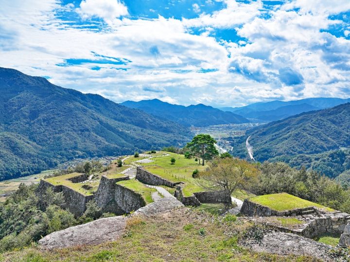 All About ニュース編集部が全国250人を対象に実施した「日本の城に関するアンケート」の調査結果から、絶景だと思う「近畿地方の城」ランキングを発表！ 2位「竹田城跡（兵庫県）」を抑えた1位は？